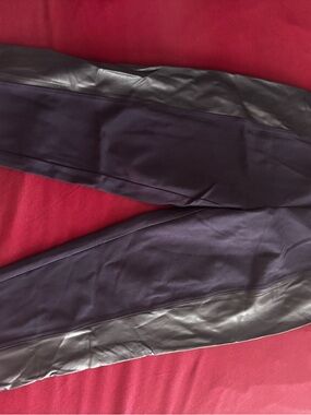 Colleen Lopez Navy Leggings with Subtle Red Logo Detail